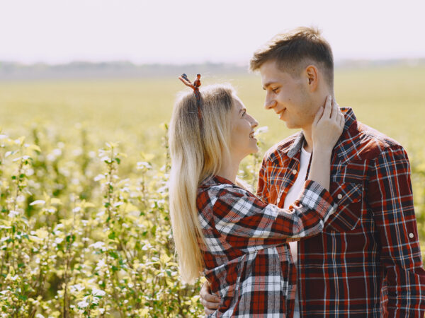 href="https://ru.freepik.com/free-photo/young-man-and-woman-couple-in-a-summer-field_9245958.htm#page=2&query=%D0%BF%D0%B0%D1%80%D0%B5%D0%BD%D1%8C%20%D1%86%D0%B5%D0%BB%D1%83%D0%B5%D1%82%20%D0%B4%D0%B5%D0%B2%D0%BA%D1%83%20%D0%BD%D0%B0%20%D1%81%D0%B5%D0%BD%D0%BE%D0%B2%D0%B0%D0%BB%D0%B5&position=11&from_view=search&track=ais