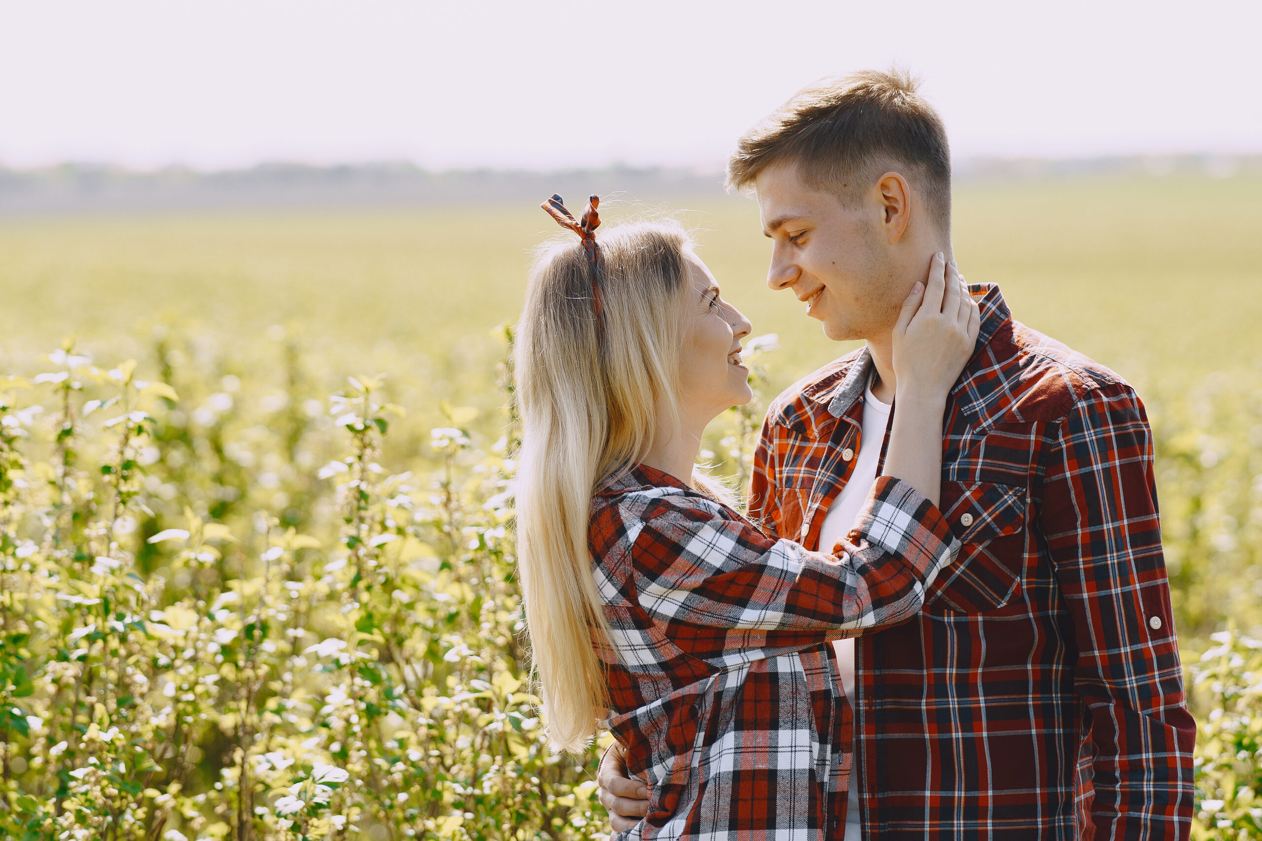href="https://ru.freepik.com/free-photo/young-man-and-woman-couple-in-a-summer-field_9245958.htm#page=2&query=%D0%BF%D0%B0%D1%80%D0%B5%D0%BD%D1%8C%20%D1%86%D0%B5%D0%BB%D1%83%D0%B5%D1%82%20%D0%B4%D0%B5%D0%B2%D0%BA%D1%83%20%D0%BD%D0%B0%20%D1%81%D0%B5%D0%BD%D0%BE%D0%B2%D0%B0%D0%BB%D0%B5&position=11&from_view=search&track=ais